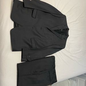 Calvin Klein 42L charcoal/dark grey suit